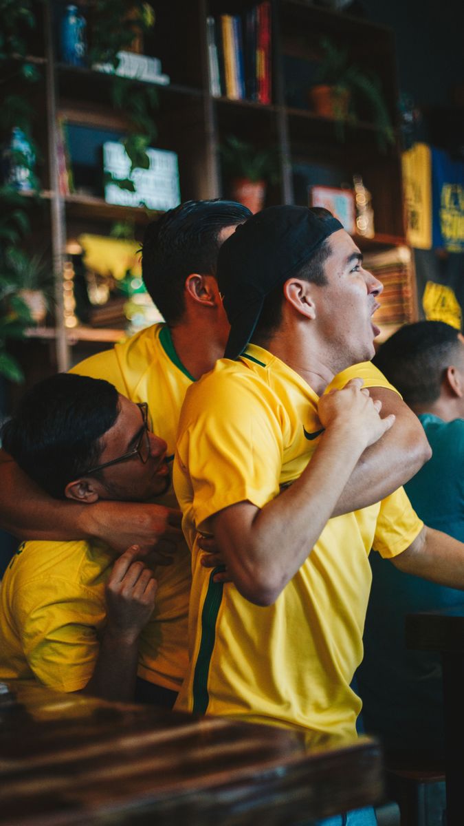 Torcedores comemorando gol em bar